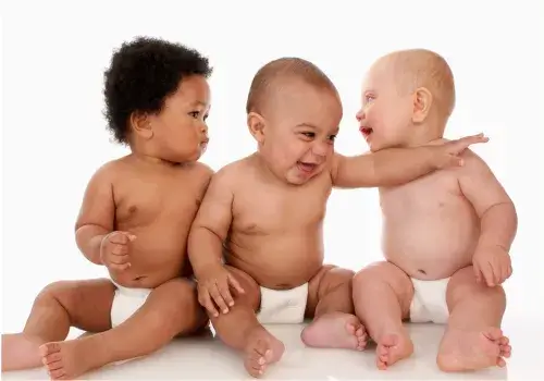 Body bébé : jusqu'à quel âge on lui en met ?