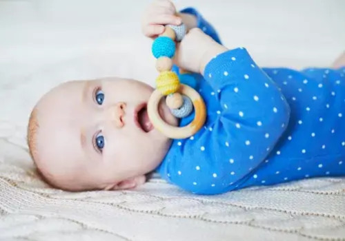 Pourquoi bébé met-il ses jouets à la bouche ? 