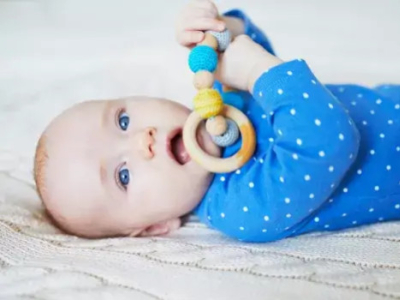 Baby puts everything in his mouth: is this normal? 