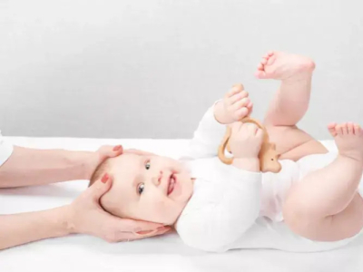 Wie kann man einen flachen Kopf in einem Baby vermeiden
