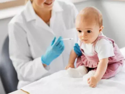 La vaccination de bébé