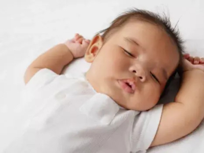 Bébé dort sur le ventre : la danger de la mot subite